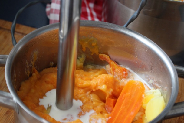 Kuracie rolády so zemiakovo-mrkvovým pyré a paradajkovo-baklažánovou salsou (fotorecept) - obrázok 7