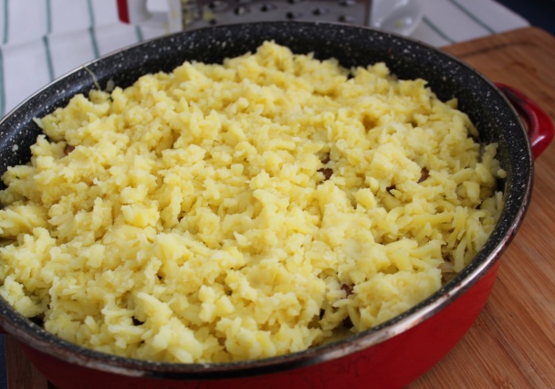 Zapekaná klobása s kyslou kapustou a so zemiakmi (fotorecept) - obrázok 4