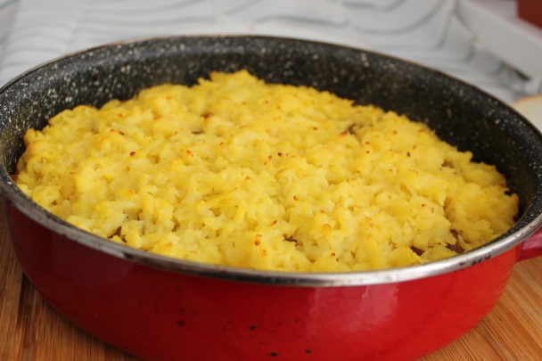 Zapekaná klobása s kyslou kapustou a so zemiakmi (fotorecept) - obrázok 5