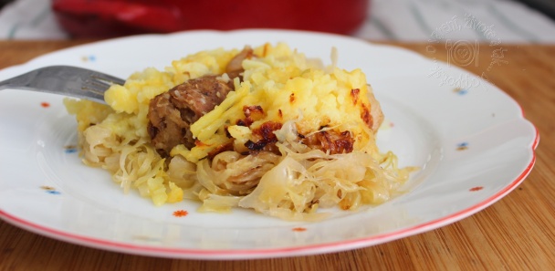Zapekaná klobása s kyslou kapustou a so zemiakmi (fotorecept) - obrázok 6