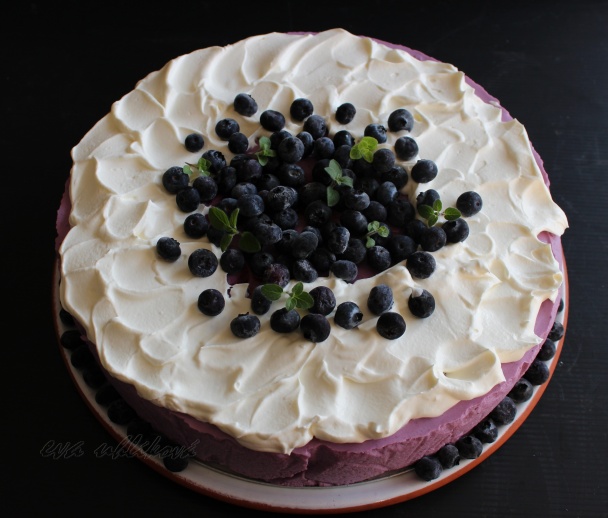 Čučoriedková torta so snehovými pusinkami - obrázok 5