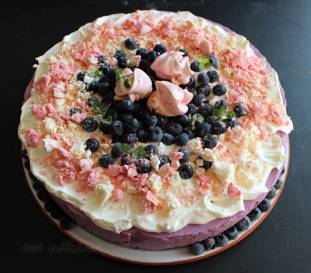 Čučoriedková torta so snehovými pusinkami - obrázok 7