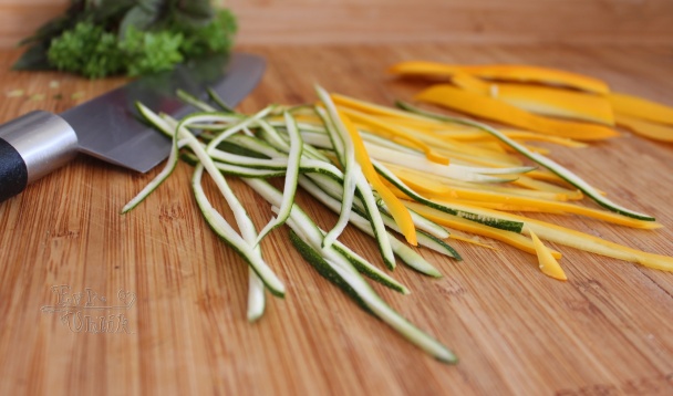 Krémová polievka s cuketovými rezancami a restovanými paradajkami (fotorecept) - obrázok 1