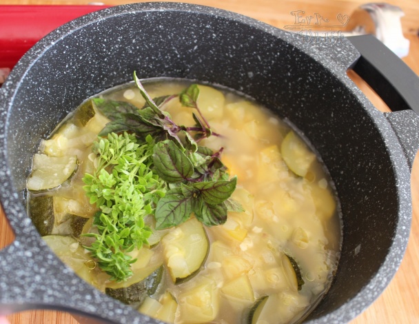 Krémová polievka s cuketovými rezancami a restovanými paradajkami (fotorecept) - obrázok 3