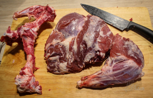 Jahňacie stehno plnené špenátom a šampiňónmi (fotorecept) - obrázok 1