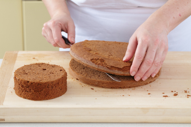 Svadobná torta s krémom z bielej čokolády a ovocím (fotorecept) - obrázok 2