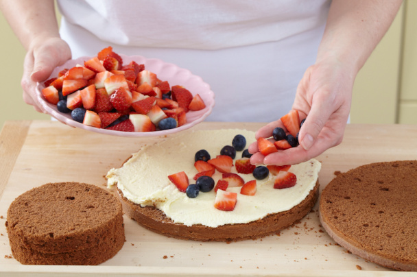 Svadobná torta s krémom z bielej čokolády a ovocím (fotorecept) - obrázok 4