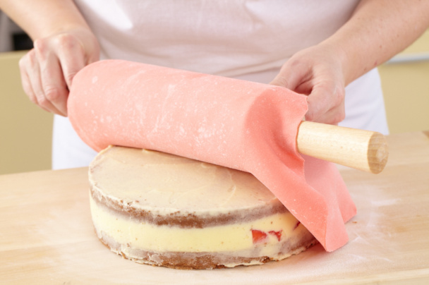 Svadobná torta s krémom z bielej čokolády a ovocím (fotorecept) - obrázok 5