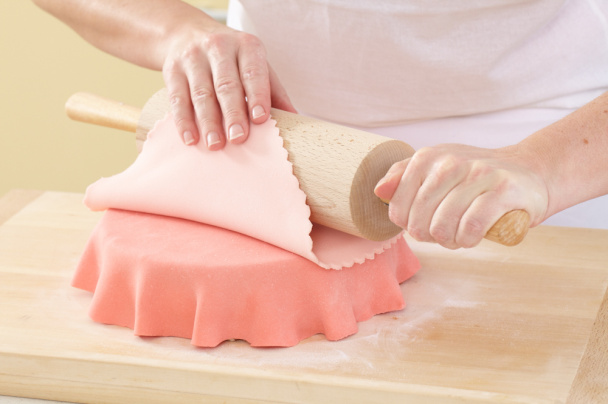 Svadobná torta s krémom z bielej čokolády a ovocím (fotorecept) - obrázok 6