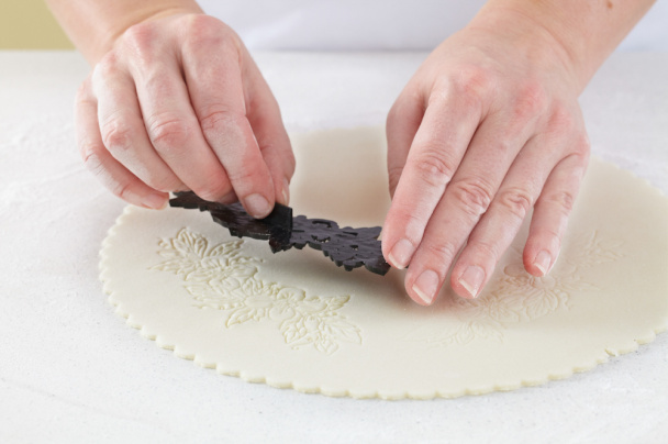 Svadobná torta s krémom z bielej čokolády a ovocím (fotorecept) - obrázok 7