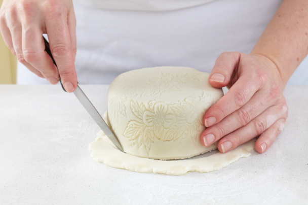 Svadobná torta s krémom z bielej čokolády a ovocím (fotorecept) - obrázok 8