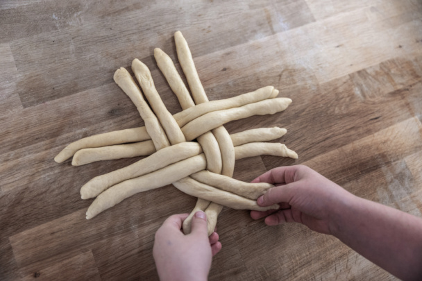 Veľká sladká pletenka z kysnutého cesta (fotorecept) - obrázok 4