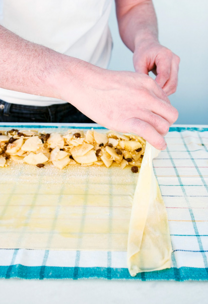 Tradičná ťahaná štrúdľa s jablkami a so škoricou (fotorecept) - obrázok 11