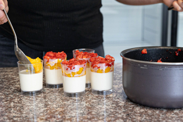 Panna cotta s jahodami a broskyňami (fotorecept) - obrázok 4