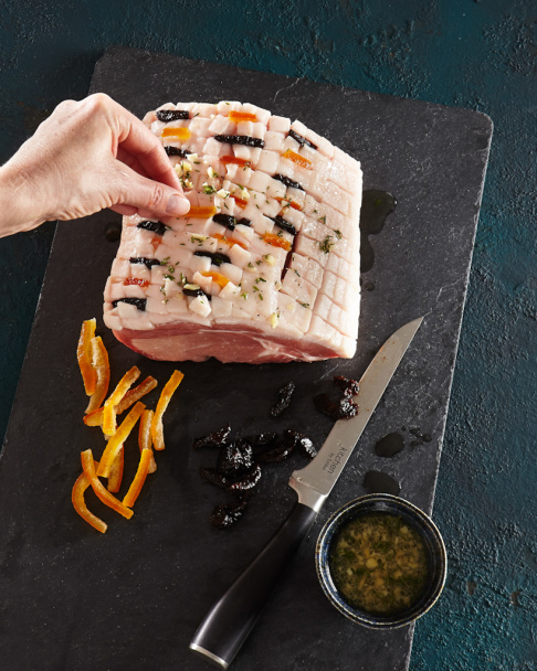 Bravčová krkovička špikovaná pomarančovou kôrou a sušenými slivkami (fotorecept) - obrázok 1