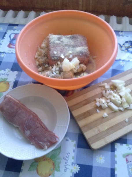 Plnená panenka s mletým a udeným mäsom pečena na dubákoch. - obrázok 1