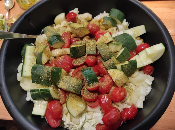 Zeleninový šalát z čínskej kapusty s tzatziky korením (fotorecept) - obrázok 2