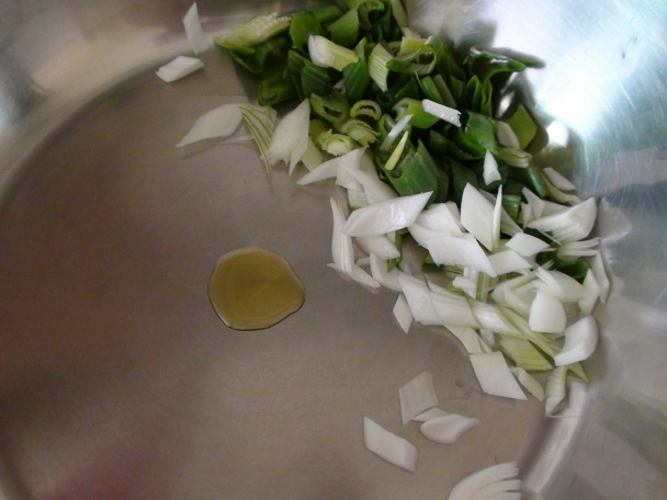 Čierny kozák s ružovým prsíčkom v bielej zeleninovej postieľke - obrázok 2