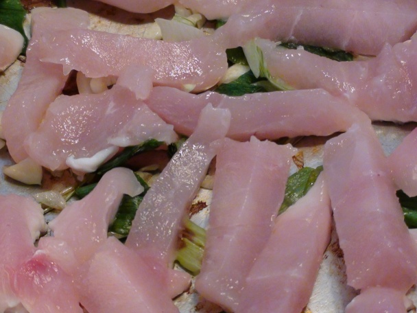 Čierny kozák s ružovým prsíčkom v bielej zeleninovej postieľke - obrázok 3