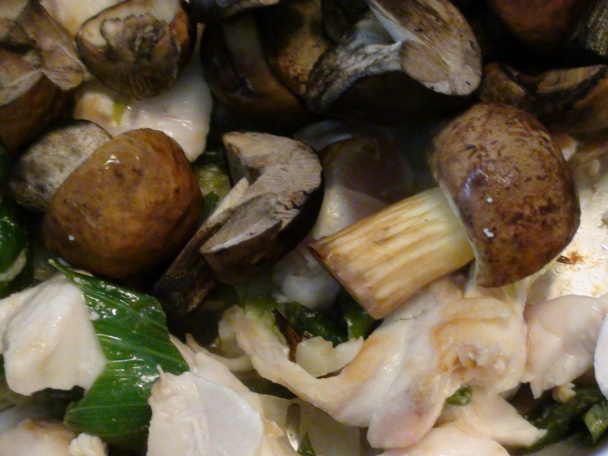 Čierny kozák s ružovým prsíčkom v bielej zeleninovej postieľke - obrázok 4