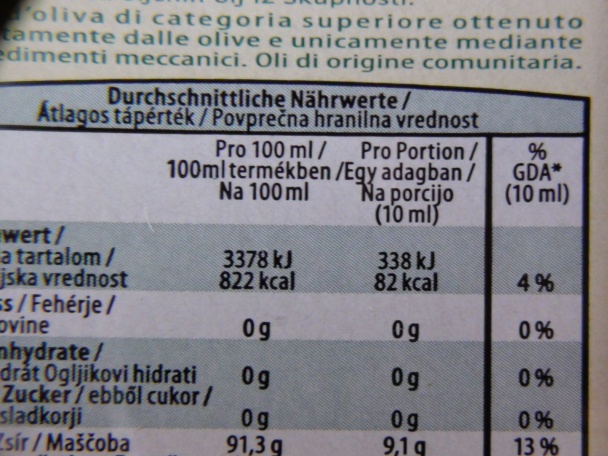 Čierny kozák s ružovým prsíčkom v bielej zeleninovej postieľke - obrázok 5