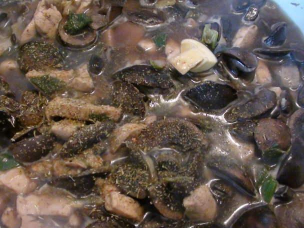 Čierny kozák s ružovým prsíčkom v bielej zeleninovej postieľke - obrázok 6