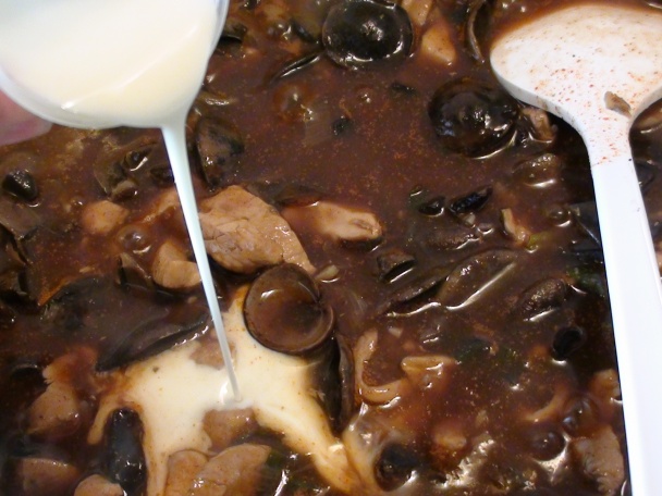 Čierny kozák s ružovým prsíčkom v bielej zeleninovej postieľke - obrázok 8