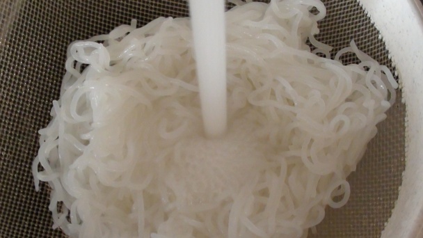 Čierny kozák s ružovým prsíčkom v bielej zeleninovej postieľke - obrázok 10