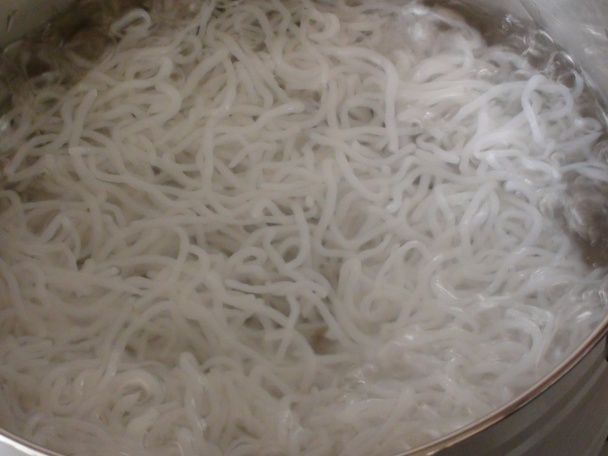 Čierny kozák s ružovým prsíčkom v bielej zeleninovej postieľke - obrázok 11