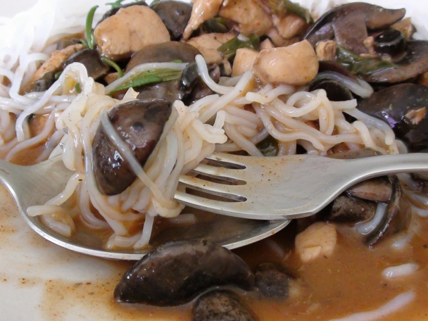 Čierny kozák s ružovým prsíčkom v bielej zeleninovej postieľke - obrázok 12