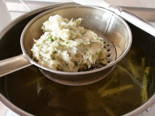 Zelená kuracia polievôčka s tromi druhmi rezancov, vhodná  aj pre celiatikov - obrázok 4