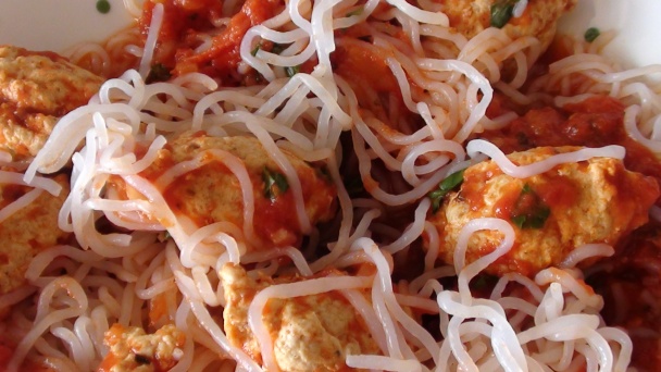 Biely vodopád pod kuracími nočkami na paradajkovej omáčke (fotorecept) - obrázok 10