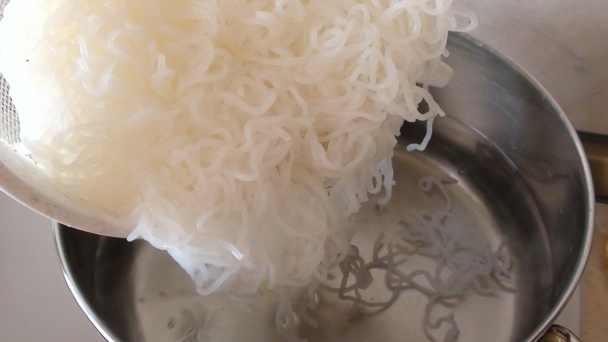 Biely vodopád pod kuracími nočkami na paradajkovej omáčke (fotorecept) - obrázok 2