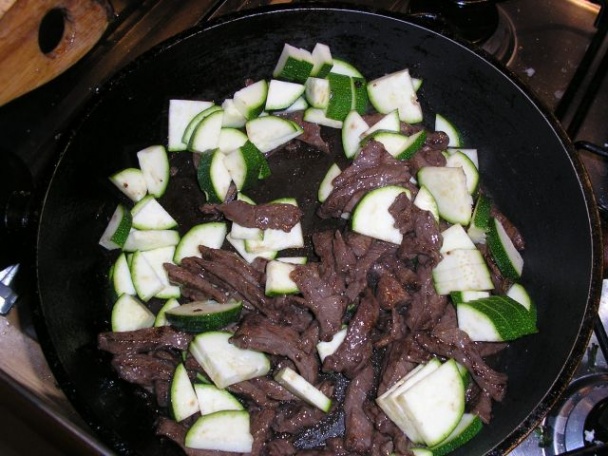 Široké rezance s hovädzím (fotorecept) - obrázok 5