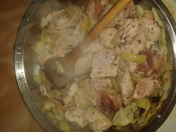 Moravský vrabec s červenou kapustou a domácou  karlovarskou knedľou - obrázok 4