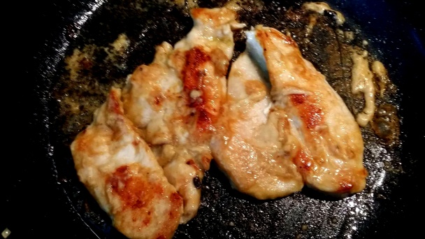 Horčicovo-medové kuracie steaky s opraženou cibuľou, paradajkou, čerstvou bazalkou a balzamikom - obrázok 3