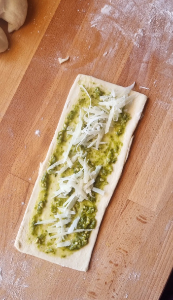 Cesnakové venčeky s bazalkovým pestom a parmezánom (fotorecept) - obrázok 3