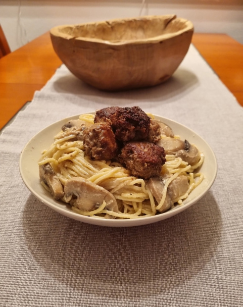 Špagety so syrovo-šampiňónovou omáčkou a s mäsovými guľkami (fotorecept) - obrázok 4