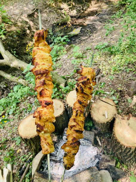 Kurací kebab v pita chlebe s pikantnou salsou a mätovým dresingom (fotorecept) - obrázok 1