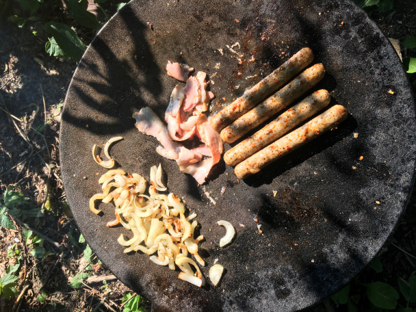 Hot dogy so slaninou, syrom, s cibuľou a bazalkovým pestom (fotorecept) - obrázok 1