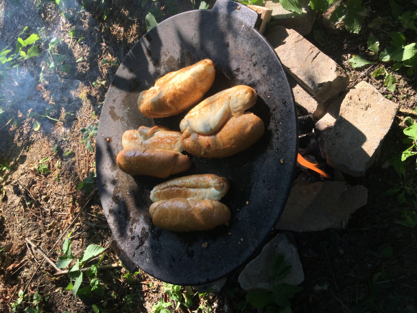 Hot dogy so slaninou, syrom, s cibuľou a bazalkovým pestom (fotorecept) - obrázok 2
