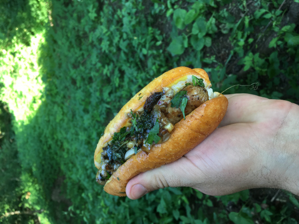 Hot dogy so slaninou, syrom, s cibuľou a bazalkovým pestom (fotorecept) - obrázok 4