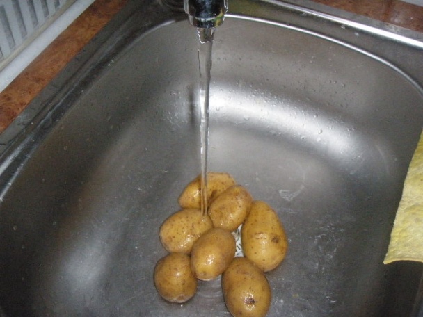 Labužnícke zemiaky v alobale - obrázok 1