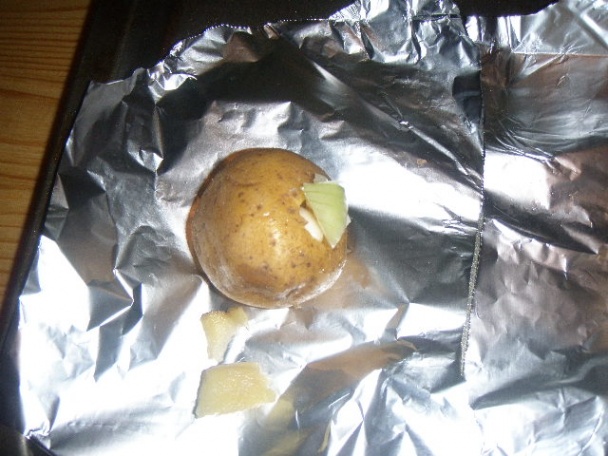 Labužnícke zemiaky v alobale - obrázok 2