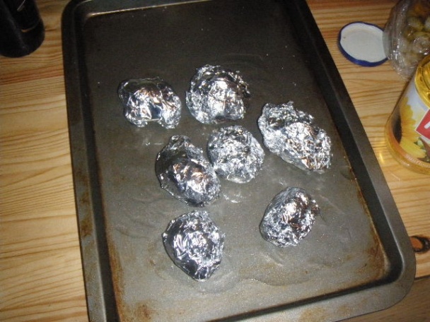 Labužnícke zemiaky v alobale - obrázok 3