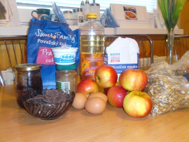 Hrnčekový jablkový koláč s orechami a škoricou (fotorecept) - obrázok 1