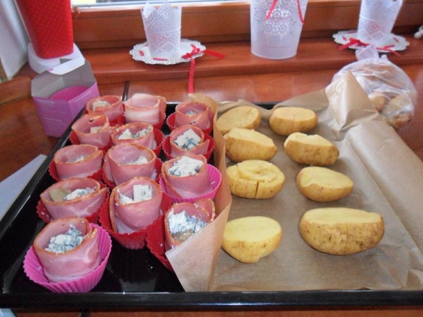 Syrovo-mäsové muffiny s opekanými zemiakmi a šalátikmi (fotorecept) - obrázok 2
