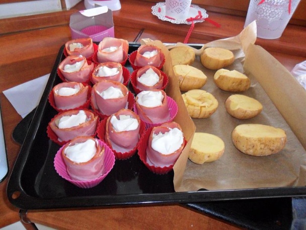 Syrovo-mäsové muffiny s opekanými zemiakmi a šalátikmi (fotorecept) - obrázok 3