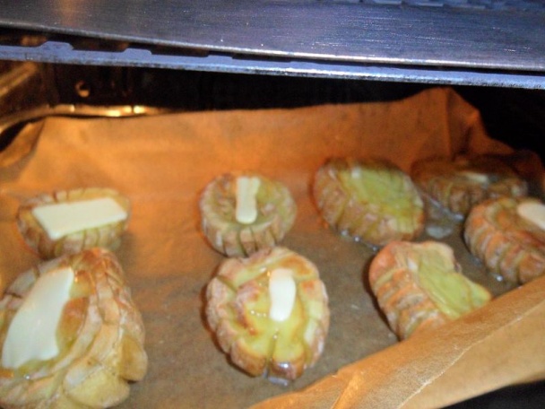Syrovo-mäsové muffiny s opekanými zemiakmi a šalátikmi (fotorecept) - obrázok 4