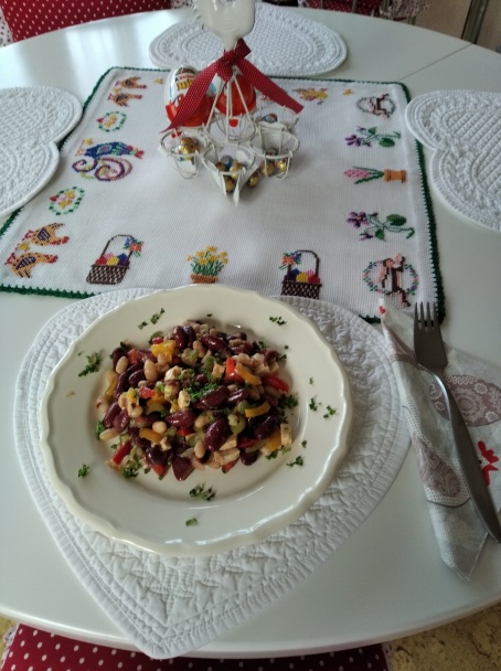 Šalát z červenej a bielej fazule z konzervy - obrázok 1